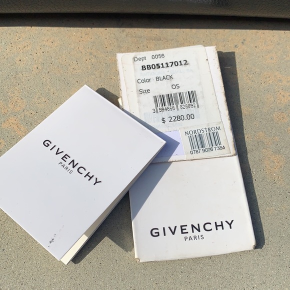 Givenchy Medium Antigona Black Leather Shoulder Bag - Picture 2 of 10